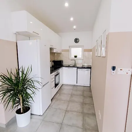 Shelter Next To The Apartmán Larnaca