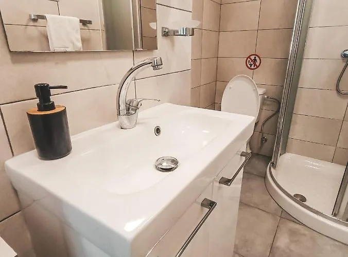 Shelter Next To The * Ларнака