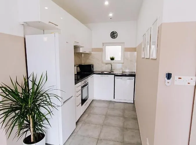 Shelter Next To The Lägenhet Larnaca